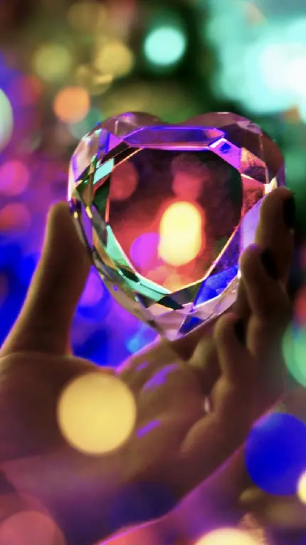 تصویر قلب شیشه ای شفاف و بی رنگ الماسی مناسب والپیپر گوشی