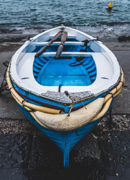 دانلود عکس به روز قایق پارویی آبی رنگ در ساحل با کیفیت Hd