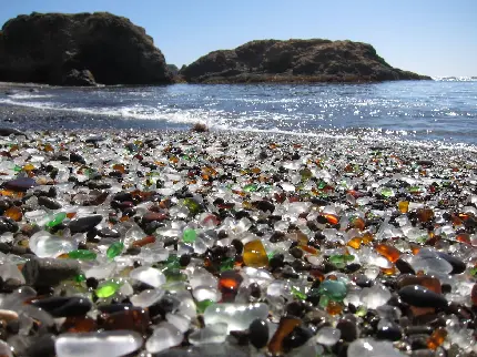تصویر زمینه لاکچری سنگ های رنگی شیشه ای ساحل برای دسکتاپ