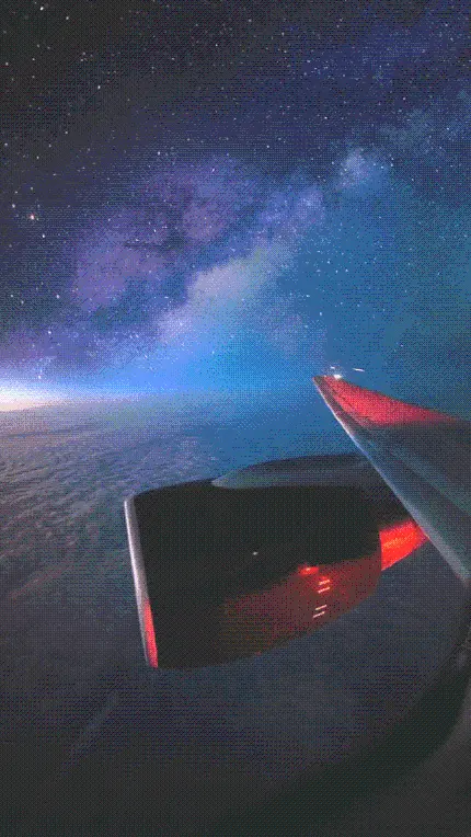 عکس هواپیما در حال پرواز در شب پرستاره برای پس زمینه موبایل