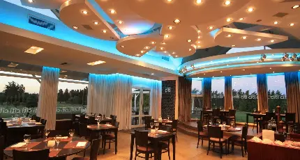 تصویر رستوران شیک با دکوراسیون مدرن و نورپردازی حیرت انگیز
