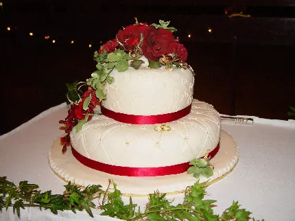 عکس مدل تزیین کیک عروسی شیک جدید دو طبقه با روبان و گل قرمز 