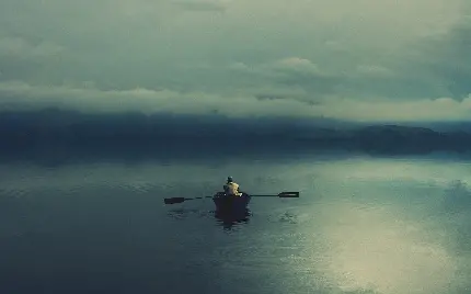 بک گراند لاکچری قایقرانی در هوای ابری با قایق پارویی چوبی