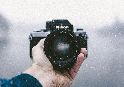 دانلود عکس استوک جدید از دوربین عکاسی با پس زمینه برفی 