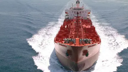 دانلود عکس استوک کشتی نفت کش پر ابهت غول آسا با سرعت بالا