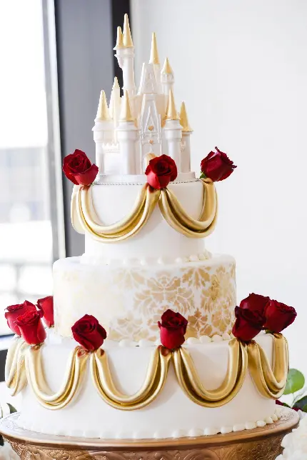 والپیپر شیک و پر ابهت کیک چند طبقه عروسی با طرح های طلایی