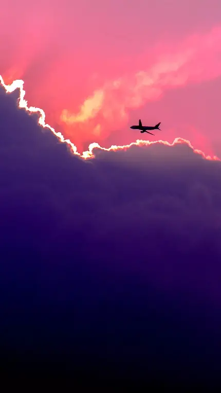 بک گراند آسمان صورتی و پنهان شدن هواپیما در پشت ابرهای تیره