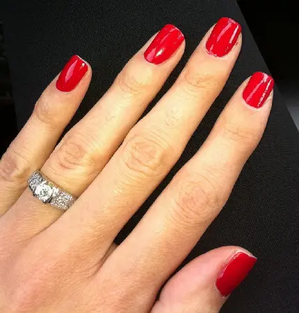 قشنگ ترین تصویر استوک لاک قرمز ناخن ست با انگشتر الماس 