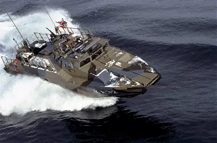 تصویر پرابهت قایق تندروی نظامی هنگام دور زدن در آب های آزاد