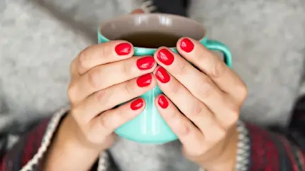 عکس زیبای ترکیب تماشایی ناخن های قرمز با رنگ لیوان و ماگ