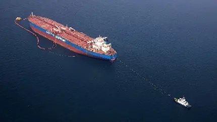 عکس جالب و عجیب کشیدن کشتی تانکر نفت بزرگ توسط کشتی کوچک