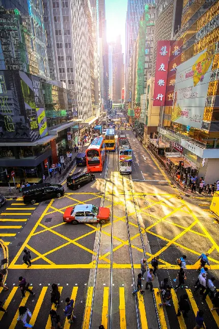 والپیپر خیابان های شلوغ کنار ساختمان های بلند در هنگ کنگ