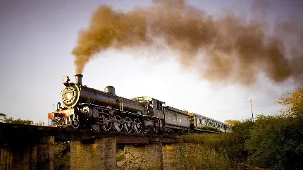 نمای پربازدید از لوکوموتیو بخار بزرگ روی ریل برای پست و استوری