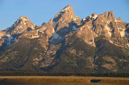 دانلود عکس زیبای کوهستان دارای برف با آسمان آبی 