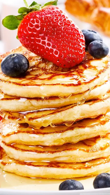 تصویر پنکیک pancake توت فرنگی و بلوبری عسلی خوشمزه و پف دار