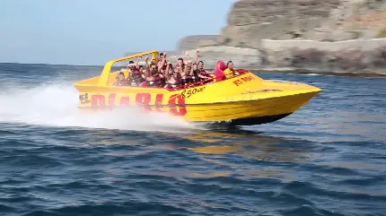 عکس استوک جذاب قایق سرعتی تفریحی با رنگ زرد در حال دور زدن
