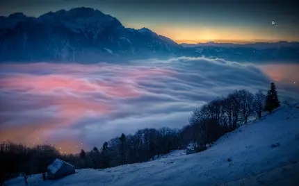 والپیپر رویایی شهری نورانی پوشیده از مه در دل کوهستانی پر از برف مناسب پست اینستاگرام