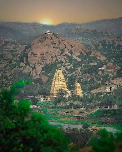 دانلود عکس تماشایی معبد چند طبقه طلایی در هند از دور