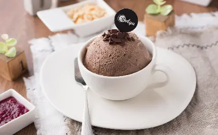 زمینه شیک از فنجان و زیر فنجانی سفید با بستنی شکلاتی