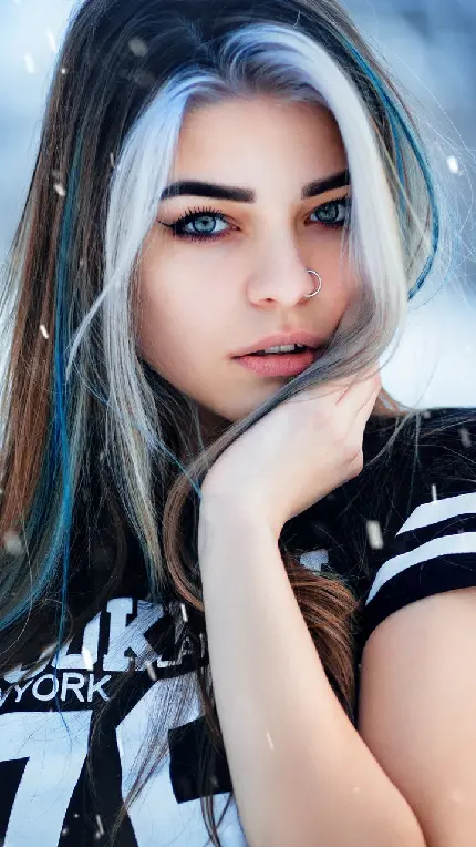 عکس مدل ارایش لایت دخترانه با موهای خوشرنگ یخی آبی