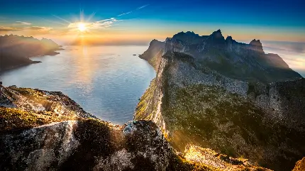 دانلود تصویر خارق‌العاده از منظره کوه بسیار زیبا در کنار آب با غروب خورشید 