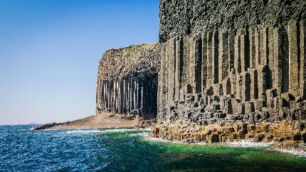 عکس استوک کوه سنگی در ساحل دریا با ظاهر چشمگیر و باورنکردنی