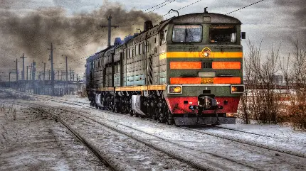عکس لوکوموتیو بزرگ و سنگین با بدنه رنگی جالب در فصل زمستان