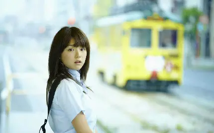 عکس دختر ژاپنی دبیرستانی نگران در کنار ایستگاه اتوبوس