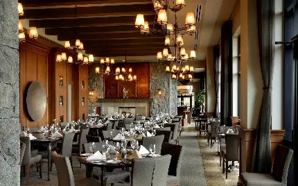 تصویر استوک رستوران با طراحی و معماری مخصوص غروب سرد پاییز