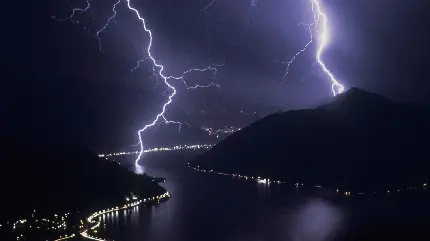تصویر رعد و برق زیبا و خطرناک بر فراز رودخانه منطقه کوهستانی