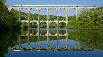 عکس انعکاس قطار روی پل در آب دریاچه مناسب چاپ روی کارت دعوت شیک