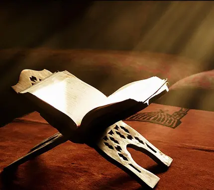 عکس بسیار زیبا از رحل قرآن با نوری جلوی آن 