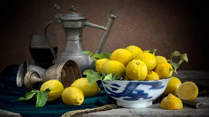 عکس استوک قدیمی از ظرف چینی گلدار آبی با لیمو های طلایی