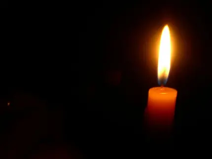دانلو تصویر شمع روشن در پس زمینه سیاه برای عرض تسلیت 