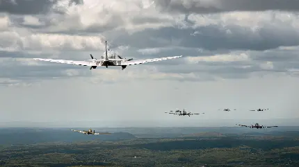 عکس باکیفیت پرواز انواع هواپیمای قدیمی در آسمان ابری