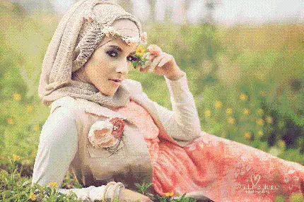 بک گراند دختر با حجاب دراز کشیده در باغ گل های چشم نواز