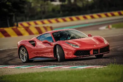 پوستر ماشین پرسرعت Ferrari 488 Spider درون پیست مسابقه