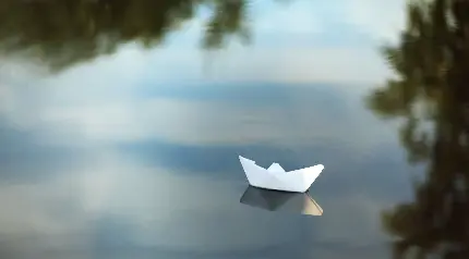 جدیدترین تصویر زمینه قایق کاغذی سفید روی آب دریاچه از دور