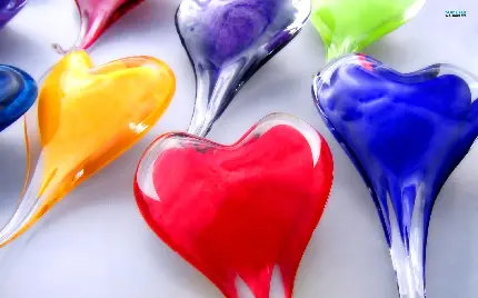 تصویر قلب های شیشه ای با رنگ های شاد متنوع برای زمینه لپ‌تاپ