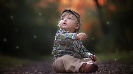 عکس کودک پسر در طبیعت با ادیت عکاسی درخشان و جادویی