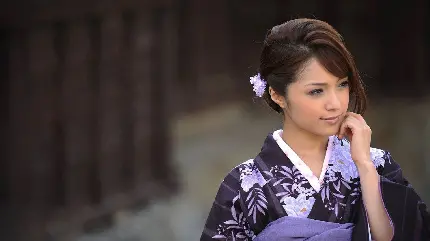 دانلود عکس لباس کیمونو بنفش بر تن دختر ژاپنی زیبا
