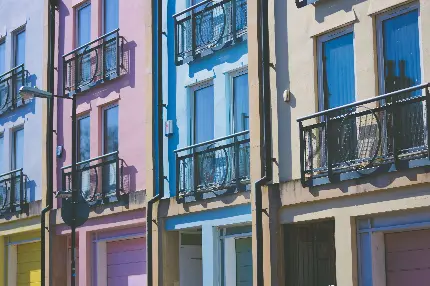 دانلود تصویر ساختمان های رنگارنگ با رنگ های آبی زرو و صورتی پاستلی 