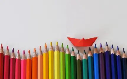 عکس مداد رنگی ۲۴ رنگ colored pencil و قایق قرمز کاغذی