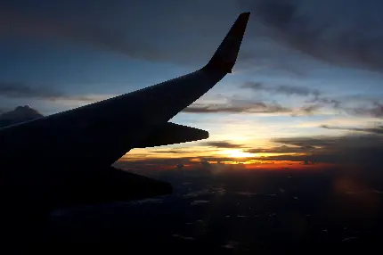 عکس استوک بال های بزرگ هواپیما از پشت پنجره هواپیما در آسمان
