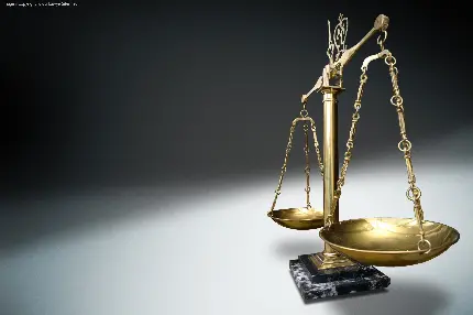 چاپ پوستر عکس استوک  با کیفیت خوب ترازوی عدالت از نمای بغل 