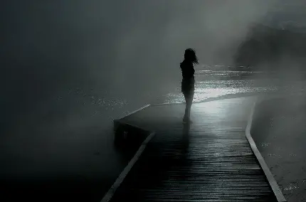 تصویر غمگین و ناراحت دختر تنها در شب تاریک برای پروفایل 