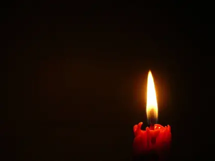 عکس شمع قرمز روشن تسلیت برای بیان احساسات به بازمانده 
