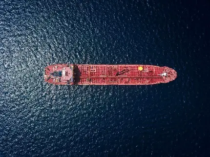 دانلود عکس شگفت انگیز کشتی تانکر نفت طویل در میان اقیانوس 