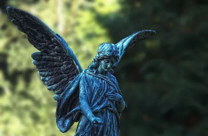 عکس زیباترین مجسمه سنگی فرشته در فضای سبز 