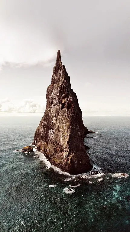 والپیپر فول اچ دی صخره ی سنگی وسط دریا برای گوشی های هوشمند